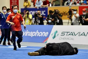 Clip Niềm hi vọng vàng của Việt Nam bất ngờ ngã quỵ trên thảm đấu