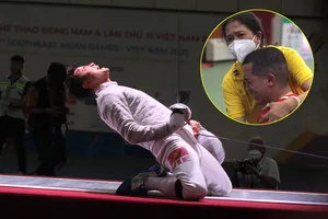 Bại tướng Thái Lan bật khóc sau khi Vũ Thành An vô địch kiếm chém