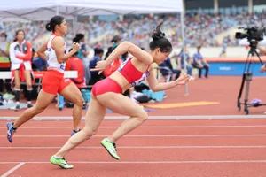 Clip pha tăng tốc khó tin giúp Nguyễn Thị Huyền đoạt HCB