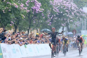 Khán giả Hòa Bình đội mưa xem đua xe đạp SEA Games 31