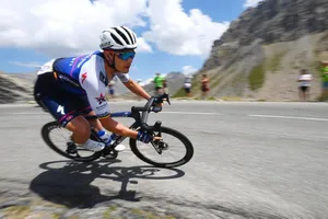 Clip tay đua Tour de France gặp nạn vì… cán chó