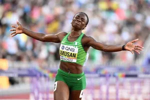 Giày thi đấu của kỷ lục gia thế giới gây tranh cãi