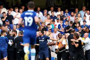 Hai HLV 'nổi nhất tuần' cùng nhận án phạt