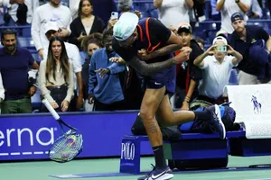 Nối gót Nadal, Kyrgios trút giận lên cây vợt