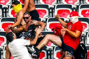 Hỗn chiến tại Europa League, một CĐV nguy kịch