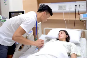 Thủ môn Bùi Tiến Dũng ‘sốc’ với hành trình vợ vượt cạn sinh con trai đầu lòng