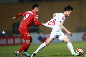 Phạt nguội cầu thủ vào bóng thô bạo với Hoàng Đức