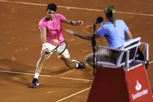 Tay vợt tuổi teen thoát thua ngoạn mục