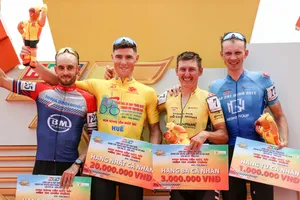 Cúp Truyền hình: Hải Vân Quan trở thành sàn diễn của các “ông tây”