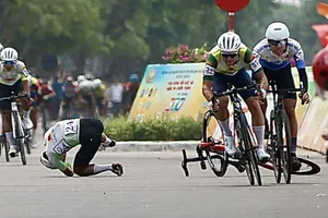 Clip tay đua Quàng Văn Cường té lộn nhào ở Tam Kỳ