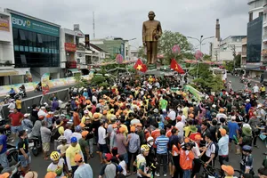 Cúp Truyền Hình: Áo vàng Rikunov mở hội ăn mừng với khán giả Long Xuyên