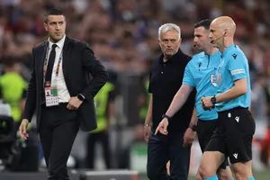 Mourinho dính án phạt nặng