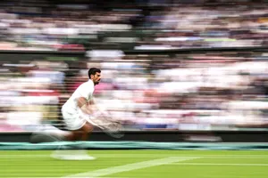 Djokovic tỏa sáng tại “thánh đường tennis”, Gauff và Vennus gác vợt sớm