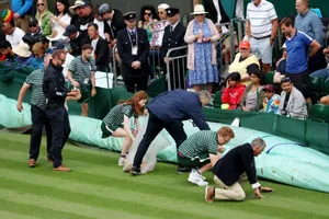 Djokovic và Swiatek thắng nhàn trong ngày Wimbledon gặp biểu tình