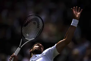 Mất chức vô địch, Djokovic còn bị phạt nguội