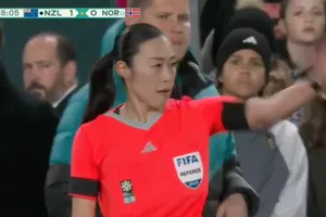 Clip: Lần đầu tiên trọng tài thực hiện điều này tại World Cup