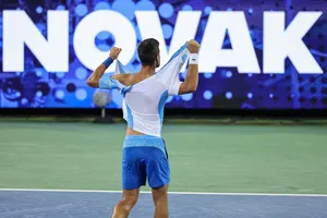 Djokovic xé toạc áo mừng chiến thắng trước đối thủ số 1 thế giới