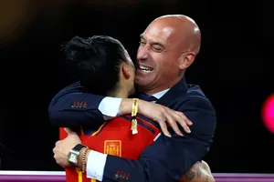 Chủ tịch Luis lên tiếng sau màn “khóa môi” nữ tuyển thủ Tây Ban Nha