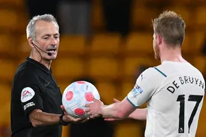 UEFA "bật" lại FIFA về luật bù giờ mới