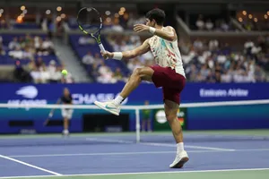 Alcaraz “hủy diệt” Zverev vào bán kết