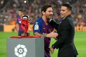 Cựu sao bóng đá người Argentina chọn trao Quả bóng vàng cho Messi