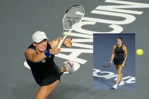 Loại Sabalenka, Iga Swiatek áp sát ngôi số 1 thế giới