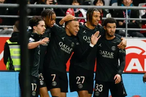 Lập hat-trick đưa PSG lên đỉnh bảng, Mbappe vẫn chưa hài lòng