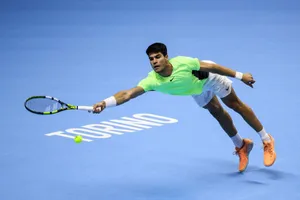 Alcaraz vượt qua cửa hẹp hướng đến bán kết ATP Finals