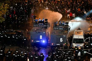 Bạo động ở vòng loại Euro, hàng chục cảnh sát bị thương