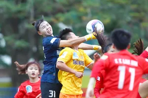 Nhóm đầu tách tốp, đội nữ TP.HCM I và Hà Nội I cùng chạy đua bàn thắng