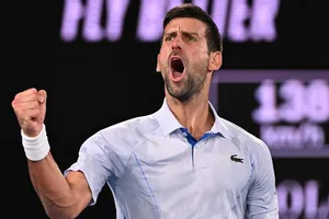 Djokovic thắng nhọc trong cuộc chiến giữa hai thế hệ