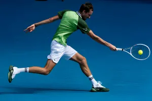 Thắng trận chiến marathon, Medvedev đợi Alcaraz vào bán kết Úc mở rộng