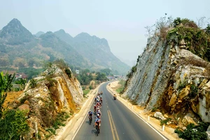 TP.HCM Vinama tạo khoảng cách đồng đội ở chặng đấu có đến 76 tay đua bị loại