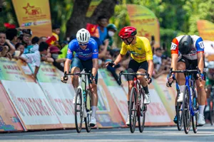 Tay đua Lê Nguyệt Minh tuột xích, Petr Rikunov đoạt lại áo vàng