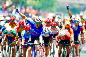 Clip diễn biến chặng 22, Martin Laas thu ngắn khoảng cách điểm áo xanh với Petr Rikunov