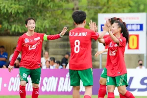 Bóng đá nữ TP.HCM I đại thắng “5 sao”