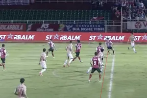 Hai đội bị trọng tài tước bàn thắng oan và tỉ số 2-1 kỳ lạ