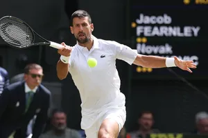 Djokovic đào thêm hố sâu ngăn cách với người hâm mộ