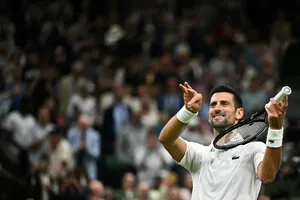 Djokovic không cần bỏ sức vẫn san bằng kỷ lục của Federer