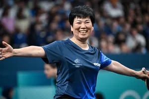 Bà cô 61 tuổi đấu bóng bàn tươi cười dù bị “gậy ông đập lưng ông”