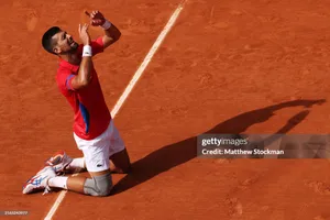 Novak Djokovic bật khóc với chiếc HCV Olympic, hoàn thành Golden Slam 