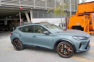 Cha của sao teen Yamal tụ tập bạn bè sau khi xuất viện