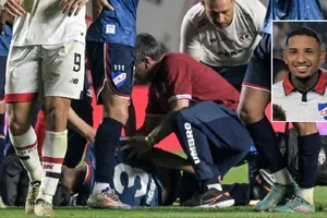 Hậu vệ Uruguay đột quị trên sân cỏ qua đời