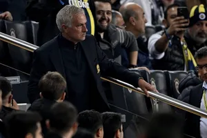 HLV Mourinho mỉa mai trọng tài là cầu thủ xuất sắc nhất trận đấu