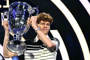 Jannik Sinner đoạt cúp số 1 ATP ngay ngày độc thân