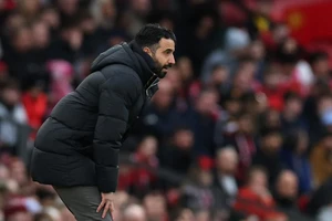 HLV Amorim đáp trả cực gắt nhận xét của Rooney