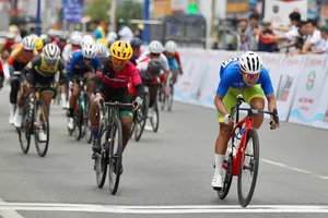 Tay đua Nguyễn Thị Thật chiếm ngôi đầu áo xanh