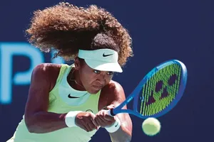 Naomi Osaka thoát hiểm ngoạn mục