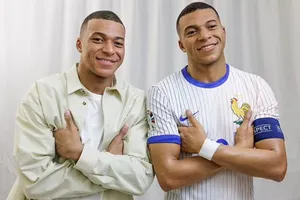 Tiền đạo Kylian Mbappe không tin vào mắt mình