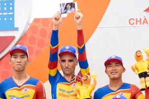 Loic Desriac tôn vinh chiến thắng Cửa Lò tặng tay đua quá cố